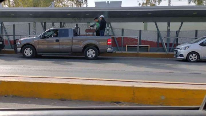 Jóvenes se cansan de esperar y arman "Carnita asada" en la fila de vacunación Covid-19