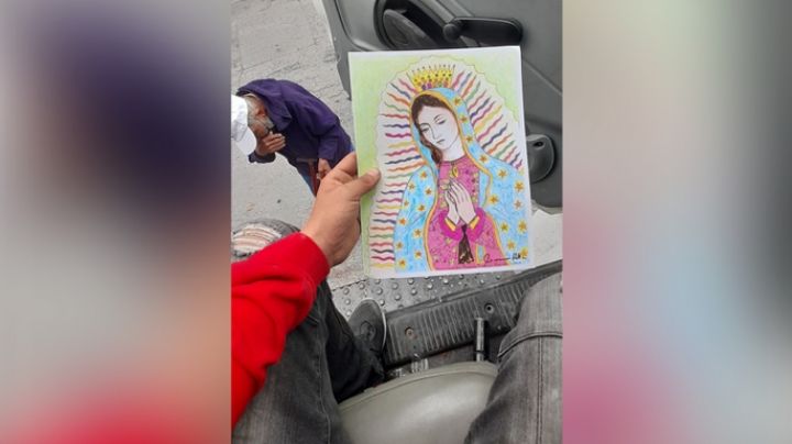 Abuelito llora al vender dibujo; con 100 pesos les lleva leche a sus nietos (VIDEO)