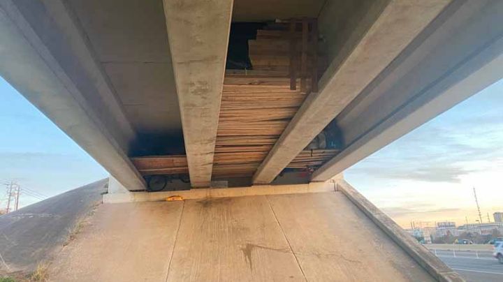 'Homeless' construyen sus hogares dentro la estructura de puentes a varios metros del suelo