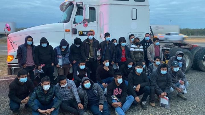 ¡Amontonados como Sardinas! Viajaban 28 indocumentados en la cabina de un tractocamión.