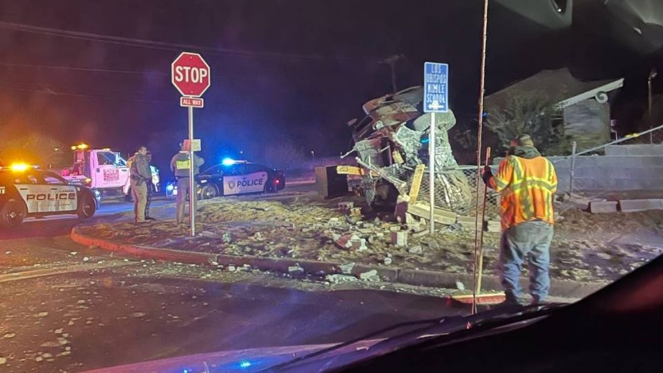 El vehículo Ford negro, la noche del martes chocó en solitario y terminó volcado en la equina de Ejido y Sierra Vista, un hombre de 32 años de edad fue hospitalizado, el mueble pegó contra la cerca y portón de una casa.