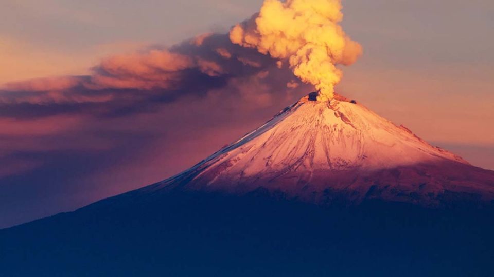 El volcán también emitió una columna de humo la cual alcanzo al menos los mil metros de altura con dirección al noreste