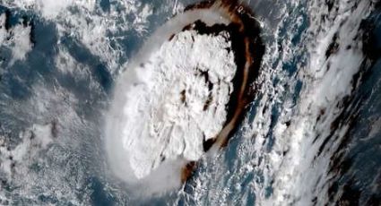 Volcán en Tonga hace erupción; habitantes huyen al registrarse tsunami