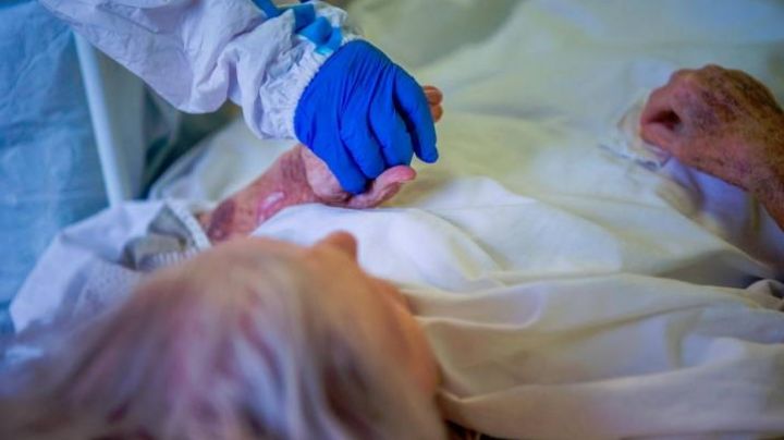 Una mujer está intubada