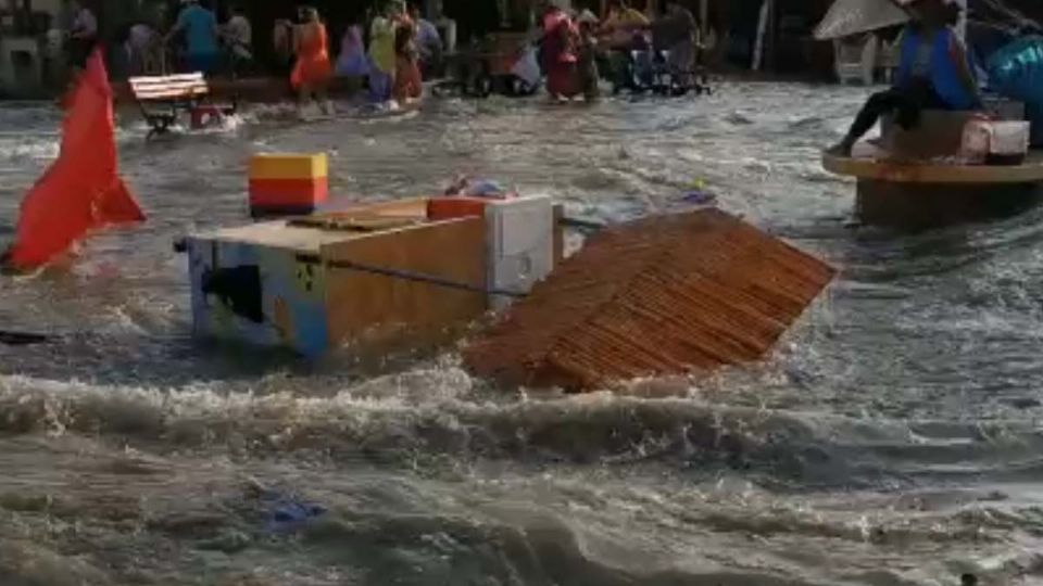 El fuerte oleaje fue desencadenado tras la enorme erupción del volcán submarino en Tonga