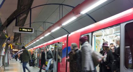 Video: ¡Fuertes imágenes! Un hombre aventó a una mujer a las vías del tren