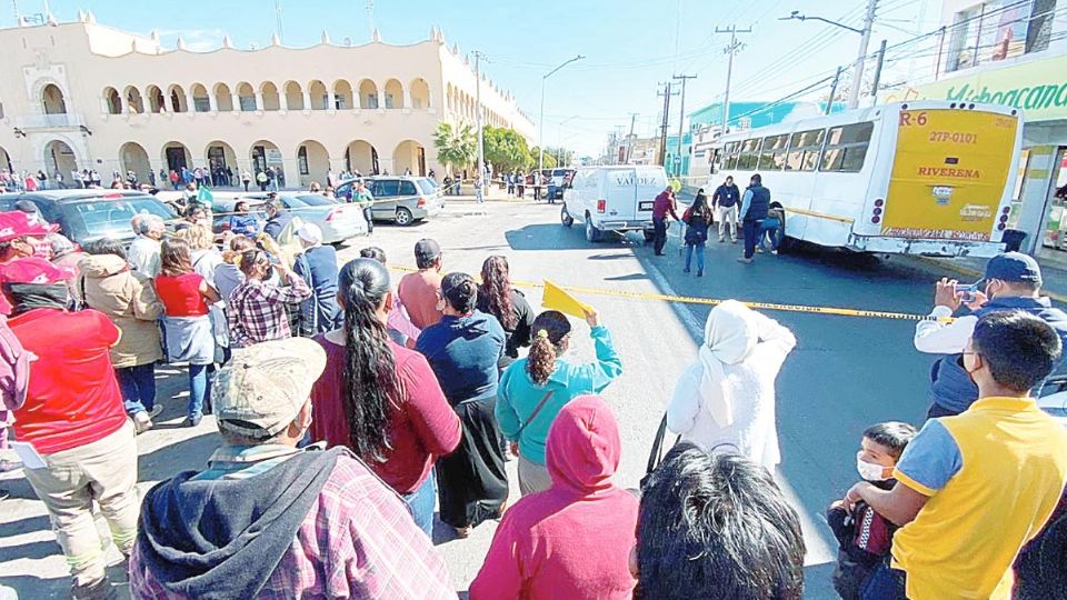 La mujer de la tercera edad trataba de cruzar la calle en Galeana y González, pero lo hace frente al urbano; el chofer no la ve y la atropella