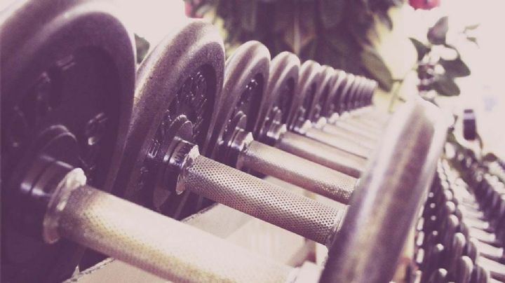 Entrena con mancuernas en casa