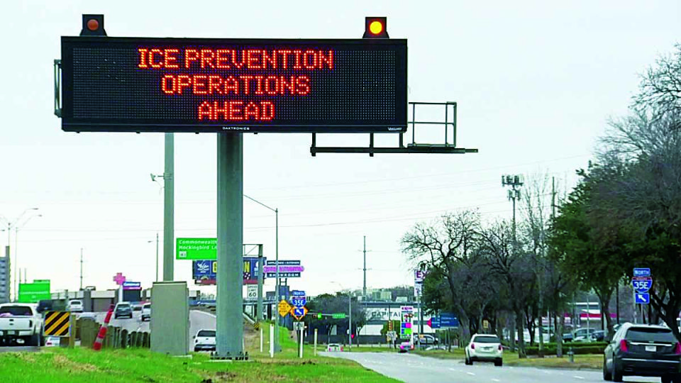 Las autoridades se preparan para evitar accidentes a causa del frío.