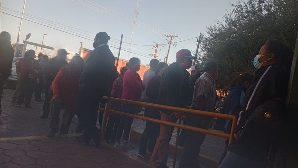 La desesperación de los derechohabientes es grande, especialmente porque tienen que hacer hasta 11 horas de fila.