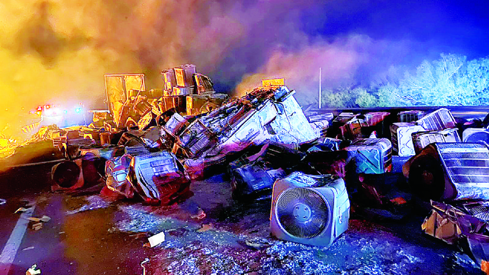 La carga de los dos tráileres quedó regada por toda la carretera Nacional.