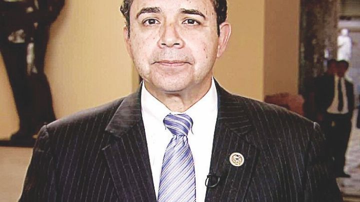 Niega Henry Cuéllar que haya violado ley; mantiene campaña