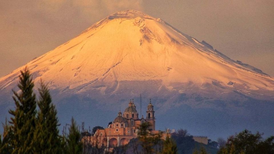 Según reportan las autoridades, la ceniza que fue expulsada por el volcán viajó hacia el este y noroeste