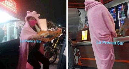 Por frío intenso mujer de Tamaulipas va por su pizza con pijama de cerdito