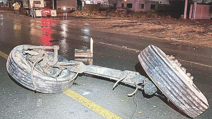 Pega de frente contra tráiler y queda grave