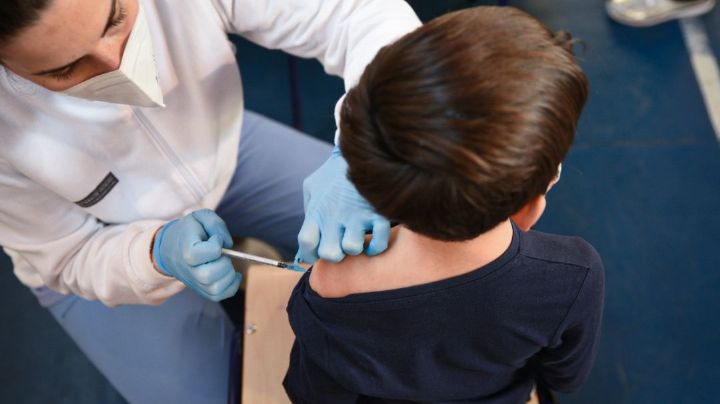 Abre gobierno de NLD registro de vacunación para menores contra Covid-19