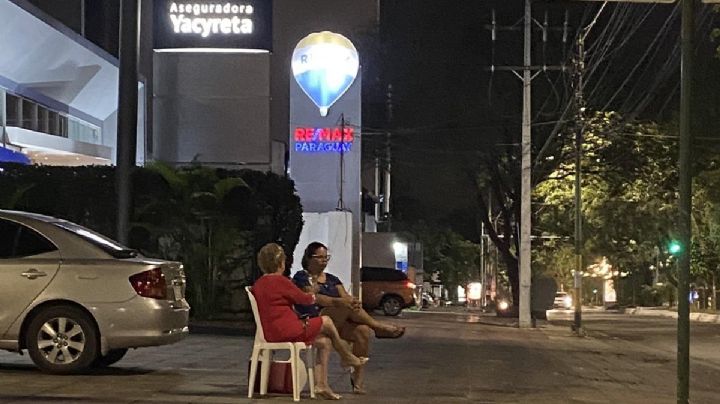 Mujer brinda por año nuevo en el lugar en que murió su hijo