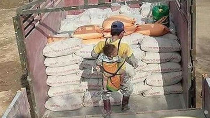 Enviudó y se hizo cargo de su niño; lo lleva cargando en su trabajo de albañil