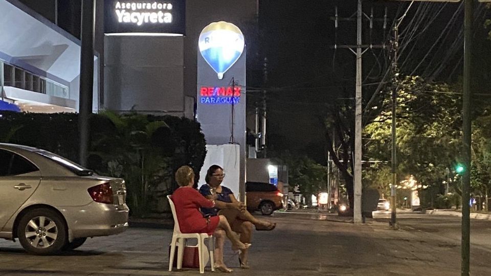 Tal fue el caso de una foto viral de un par de mujeres brindando en la calle sentadas en dos sillas de plástico