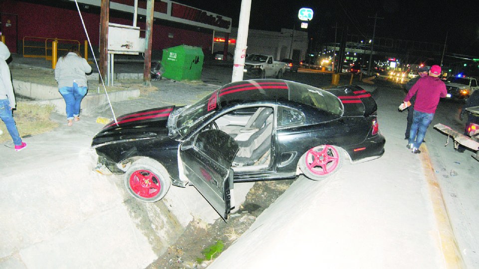 El Mustang quedó en el canal de la Calzada de los Héroes.