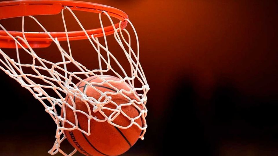 Un entrenador de baloncesto juvenil perdió la cabeza e intentó ahorcar a un árbitro