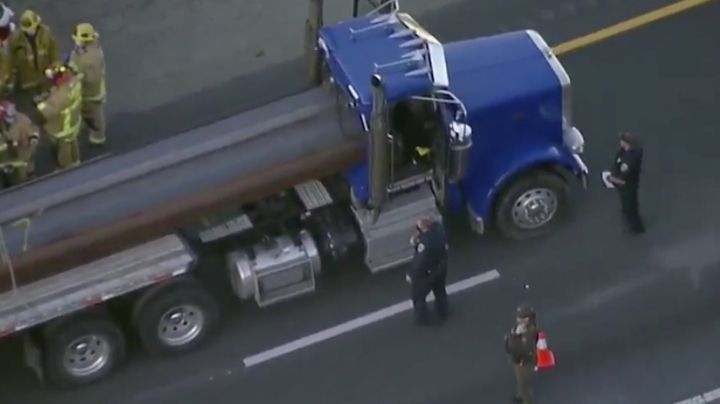 Trailero se encaja columnas de acero mal amarradas al momento de frenar