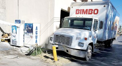 Camión de Bimbo destroza medidor, causa fuga y activa emergencia