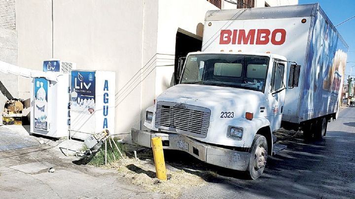 Camión de Bimbo destroza medidor, causa fuga y activa emergencia