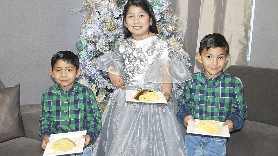 Los niños mexicanos disfrutan de esta tradición por los regalos y la reunión de su familia alrededor de la rosca