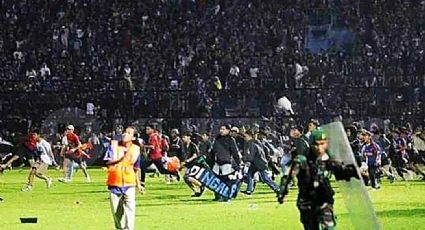 127 muertos en estadio de futbol en Indonesia; policía es incapaz de contener a fanáticos | VIDEOS