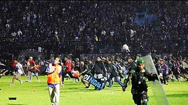 127 muertos en estadio de futbol en Indonesia; policía es incapaz de contener a fanáticos | VIDEOS