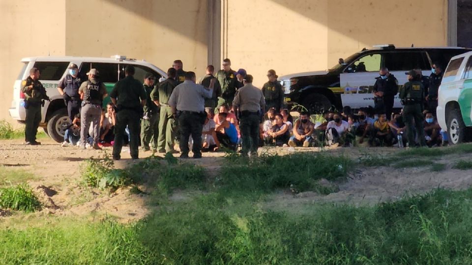 La tarde de ayer 199 migrantes cruzaron el río Bravo hacia Estados Unidos en la frontera de Nuevo Laredo y Laredo, Texas.