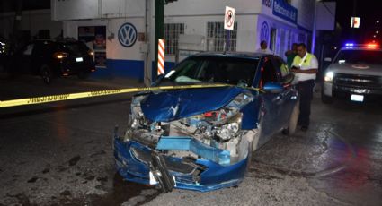 Sale cara distracción a conductor: circula en contra y choca auto y poste