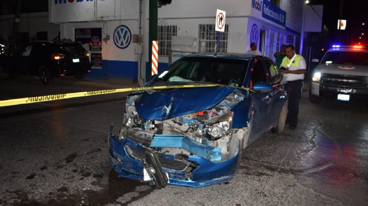 Sale cara distracción a conductor: circula en contra y choca auto y poste