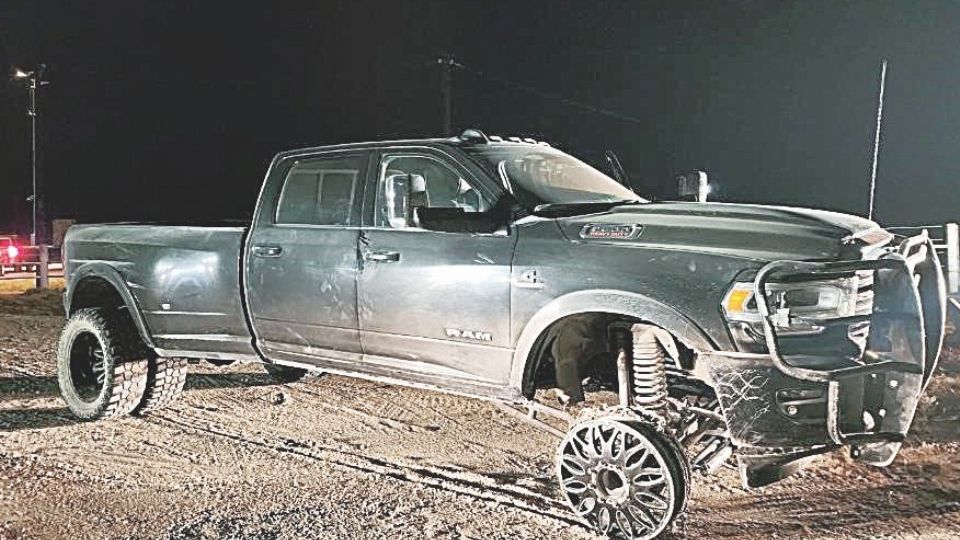 Una camioneta de doble rodado en su eje trasero y otra llevaban indocumentados.