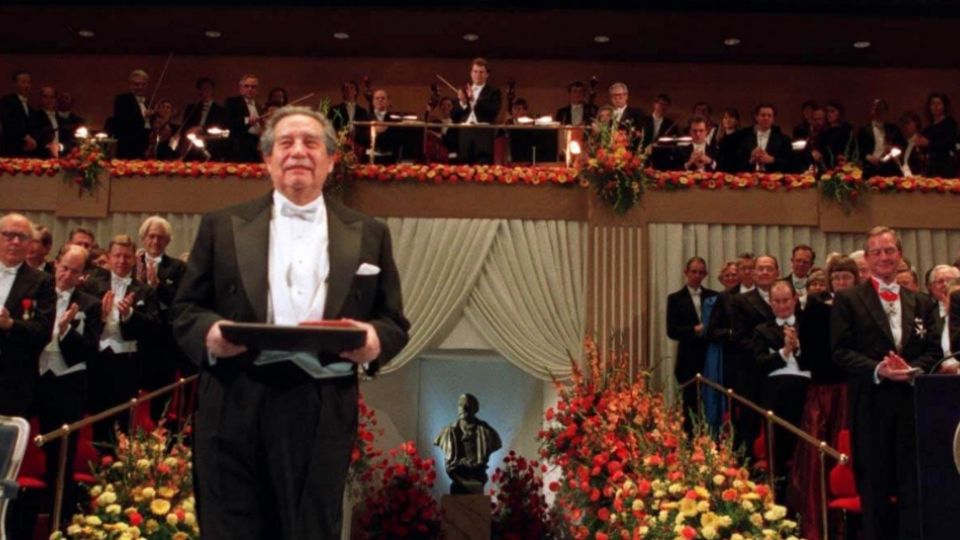 Octavio Paz al recibir el Premio Nobel de Literatura en 1990