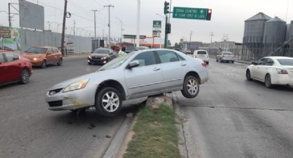 Carro sube a camellón y queda atorado en Calzada de los Héroes