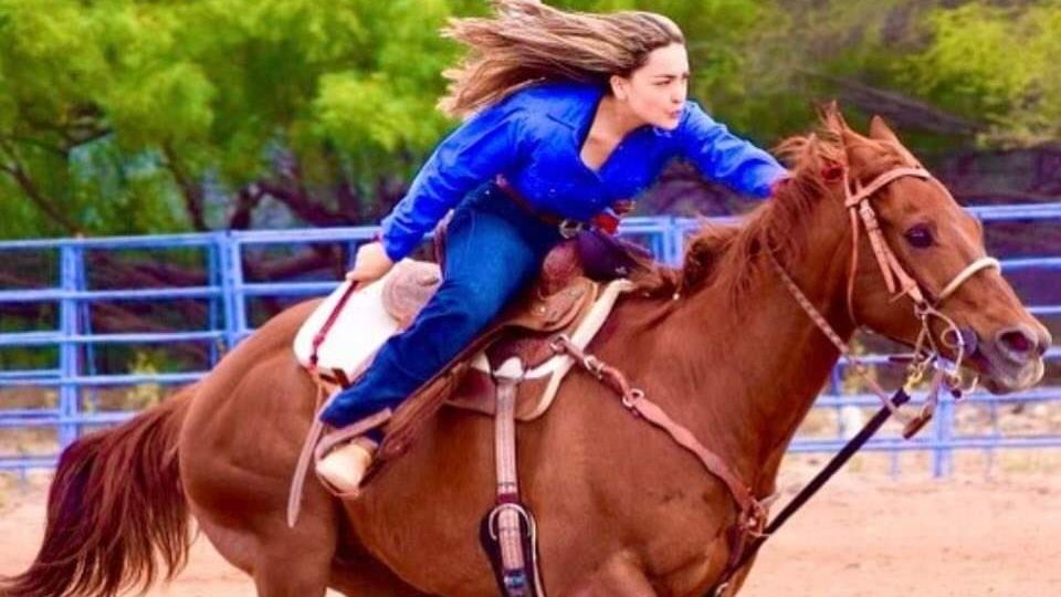 Paola González y su caballo “Muñeco” brillan en el Campeonato Estatal de Rodeo 2022.