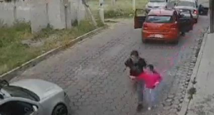 Captan momento exacto del secuestro de una niña en Tlaxcala | VIDEO