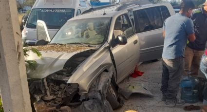 Mujer estrella su camioneta contra árbol; iba con su hija de 12 años