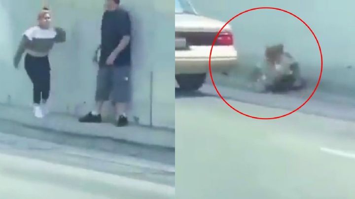 Mujer se avienta a auto en movimiento; había discutido con su novio | VIDEO