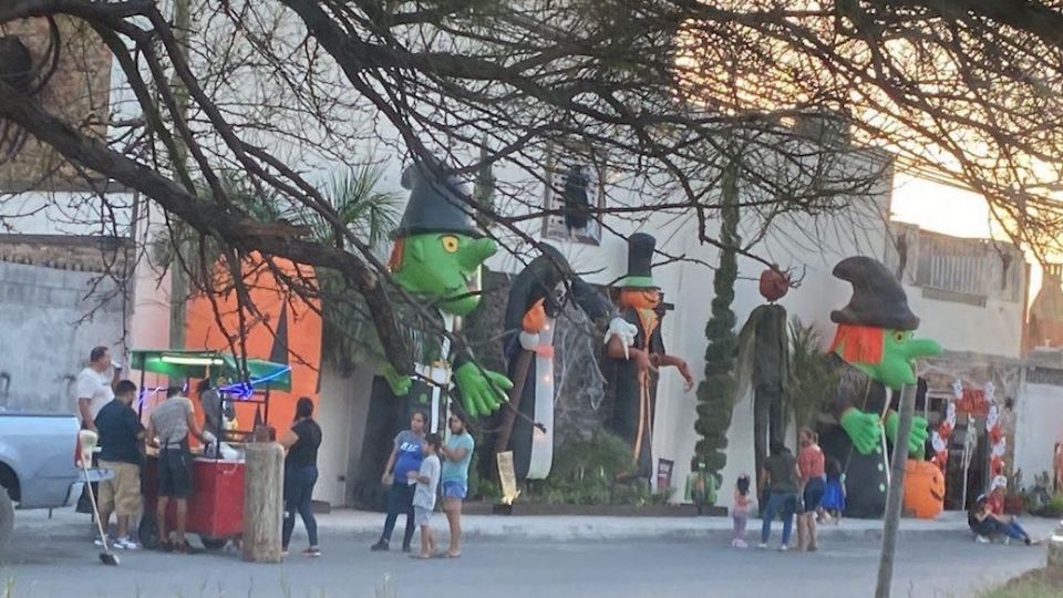 La casa está en la colonia Infonavit hasta donde llegan familias para tomarse la foto del recuerdo.