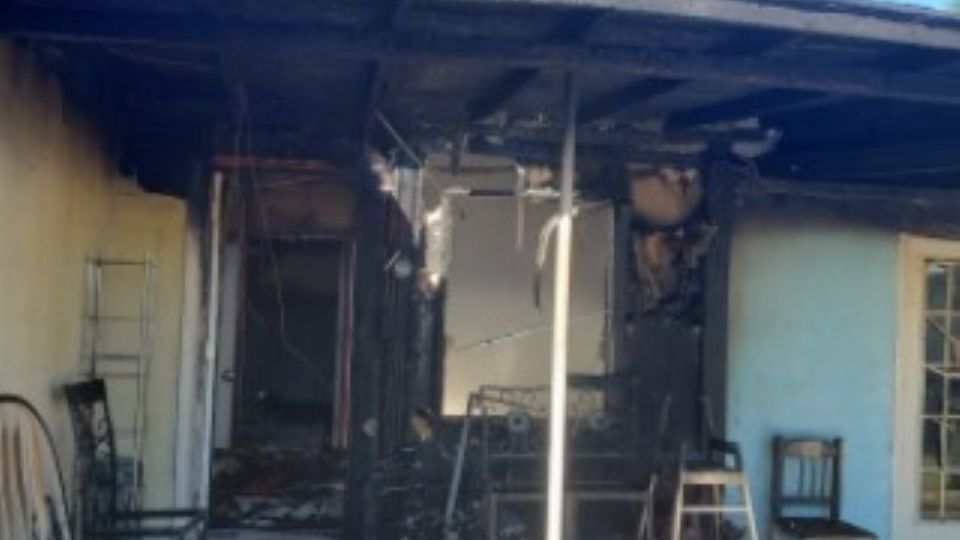 El incendio se originó en el ático de la casa y se propagó a las recámaras