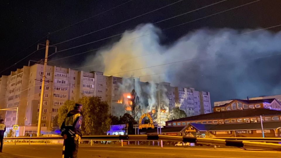 El bombardero Su-34 impactó contra el edificio residencial, matando a estas personas, tres de ellas al lanzarse de las ventanas para evitar el incendio