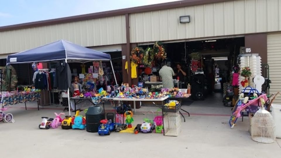 Actualmente, hay tres pulgas grandes en Laredo, Texas. Las Blancas es una de ellas.