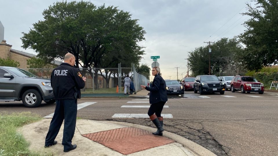 Joe Baeza y José Espinoza, elementos de la Policía de Laredo en la escuela primaria Santo Niño.