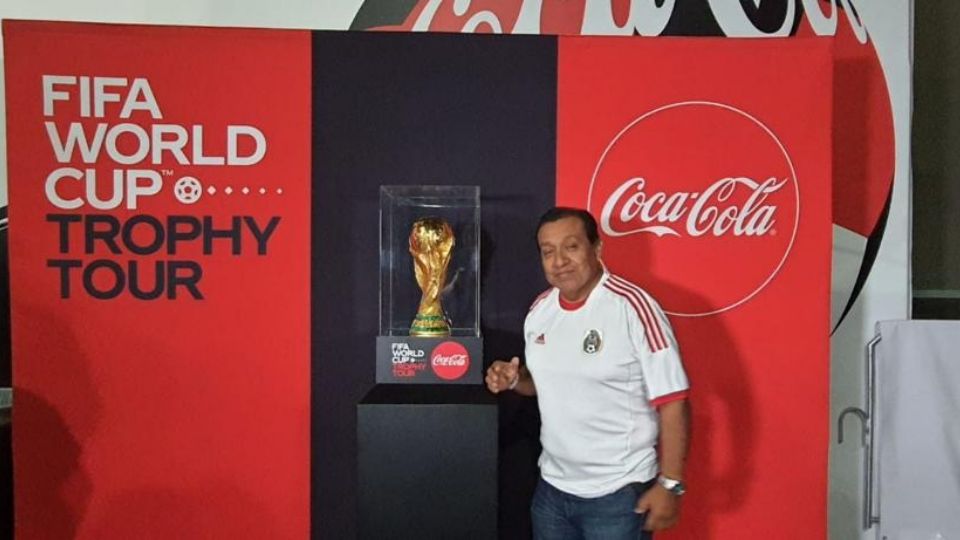 Los aficionados regios pudieron tomarse la foto del recuerdo con la copa mundial