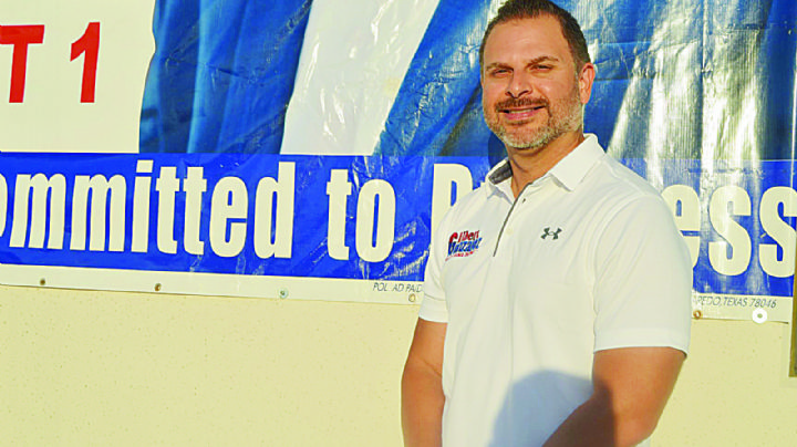 Gilbert González se registra para regidor