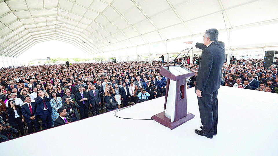 Ante miles de simpatizantes, el gobernador Américo Villarreal Anaya prometió trabajar para todos los tamulipecos, sin distinción alguna. 
