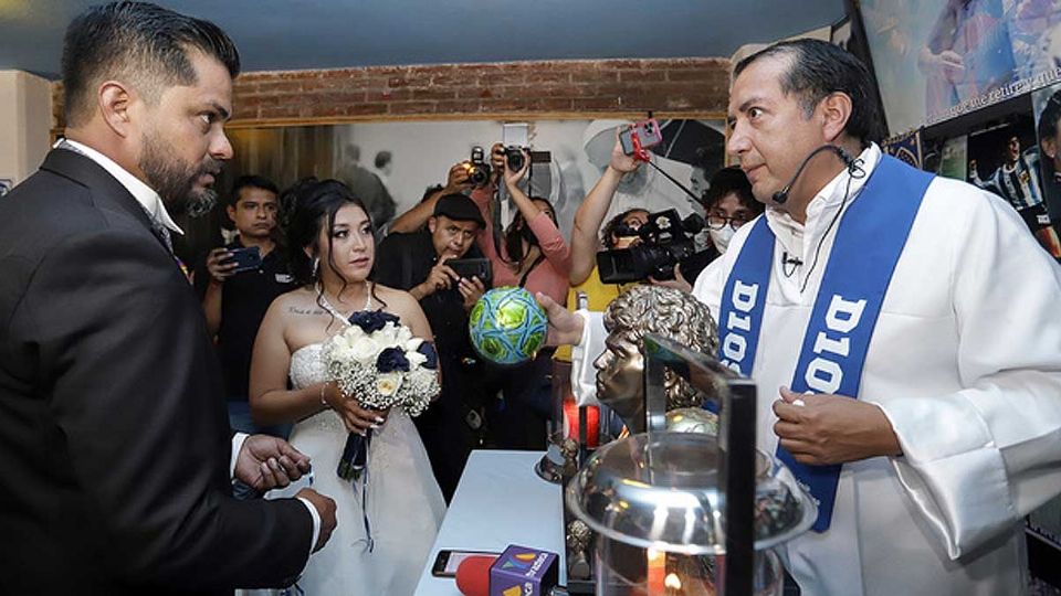 La feliz pareja durante la ceremonia